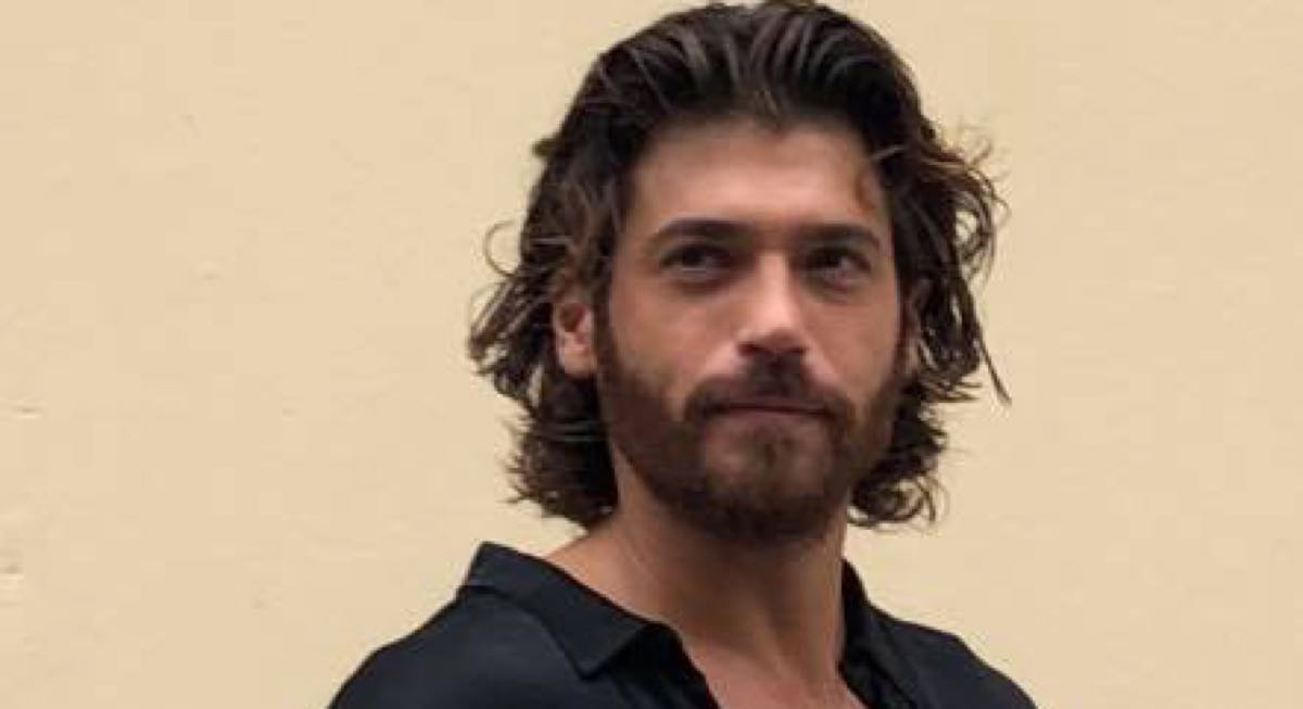 Can Yaman e il profumo e la lettera d'amore che non ti aspetti