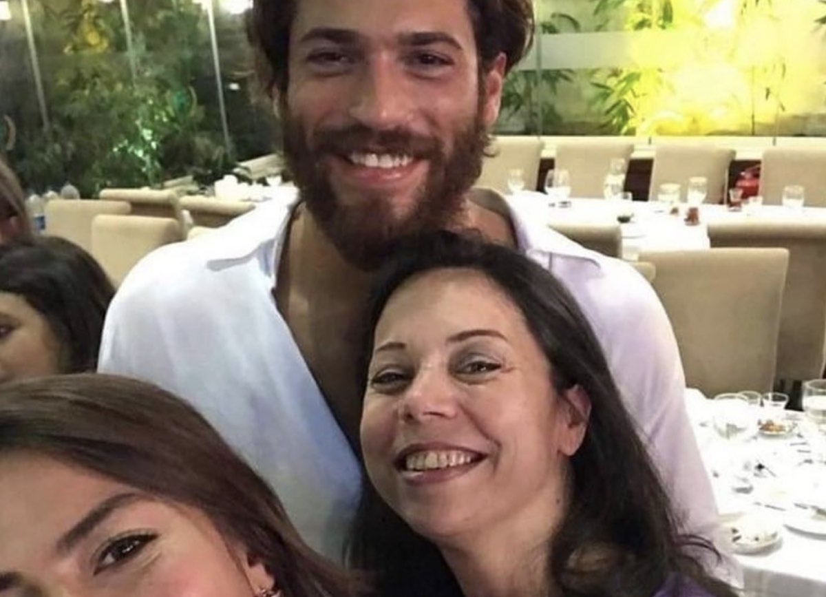 Can Yaman e Demet e la mamma di lui insieme a Natale