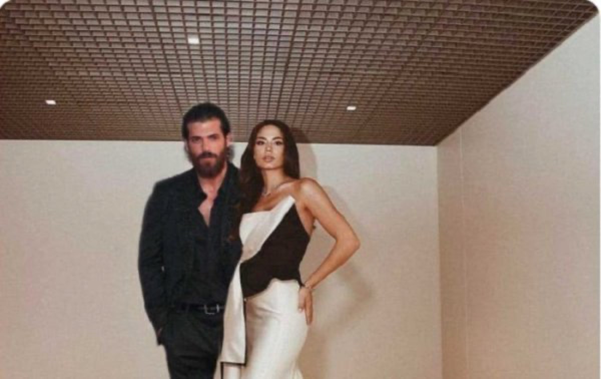 Can Yaman e Demet di nuovo insieme in abito da sera ma qualcosa non torna