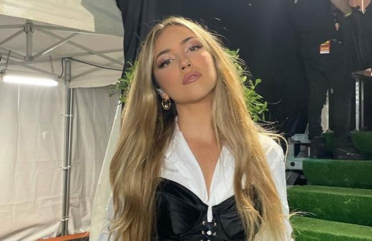 Ana Mena abito look e stilista a Sanremo 2022