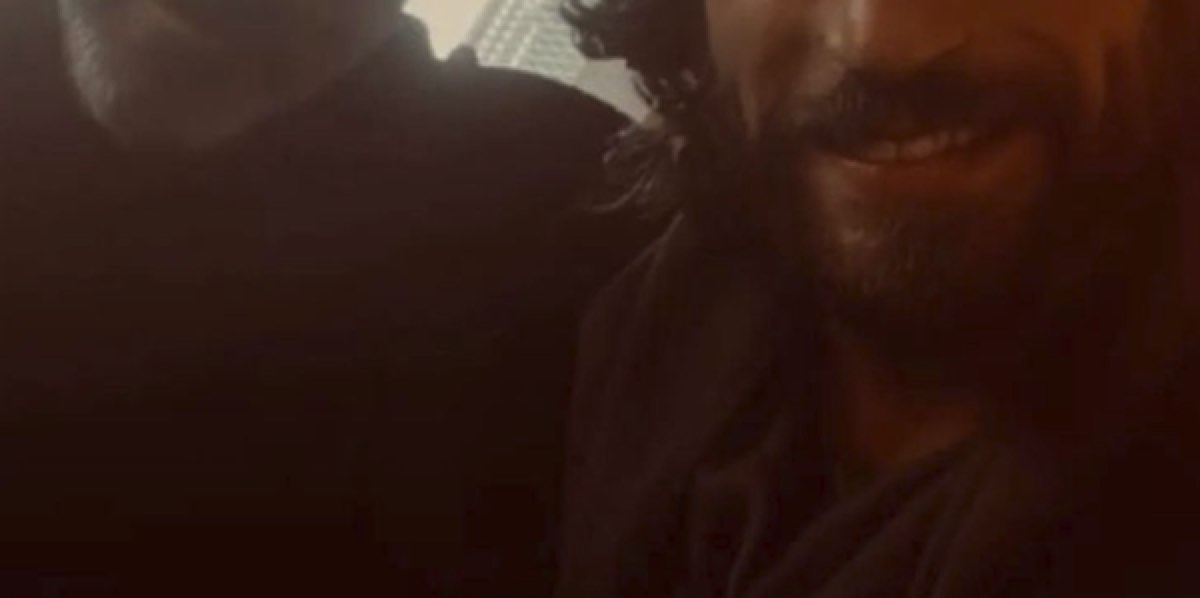 Can Yaman cambio straordinario di look insieme al suo amico