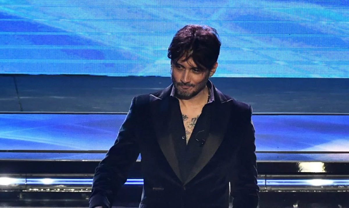 Abito Fabrizio Moro Sanremo stilista e chi lo veste