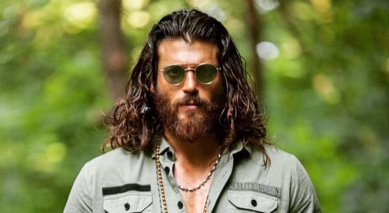 Can Yaman mascherato sotto il drago svelato il mistero