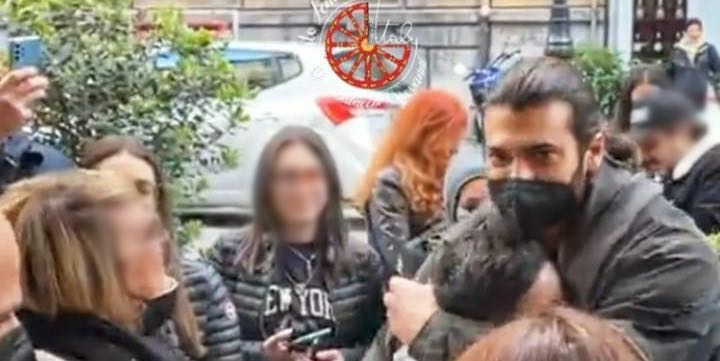 Can Yaman e l'abbraccio del piccolo fan che ha commosso i social