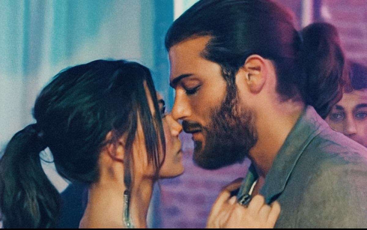 Can Yaman e Demet sono gli attori più popolari ma hanno perso la sfida