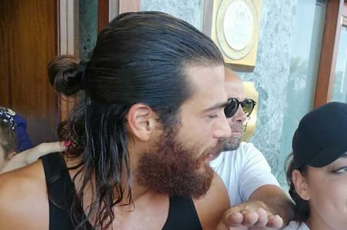 Chi sono le fan che invadono la privacy di Can Yaman?