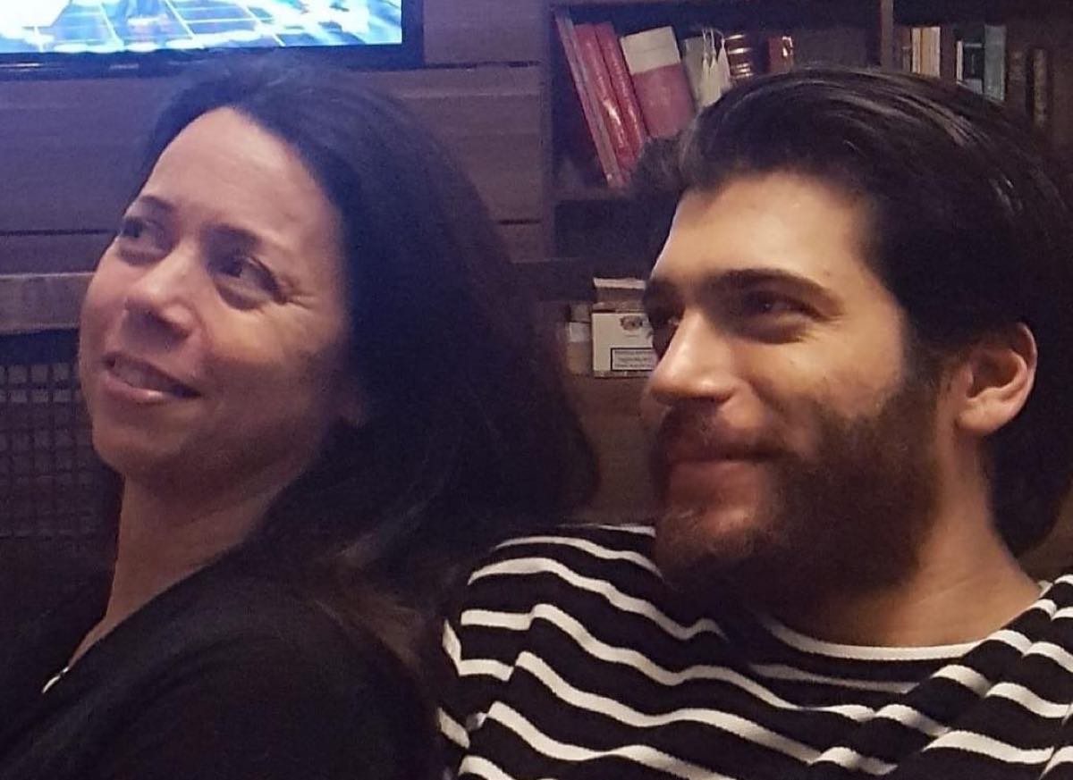 Can Yaman e la festa della mamma gli auguri più belli del mondo