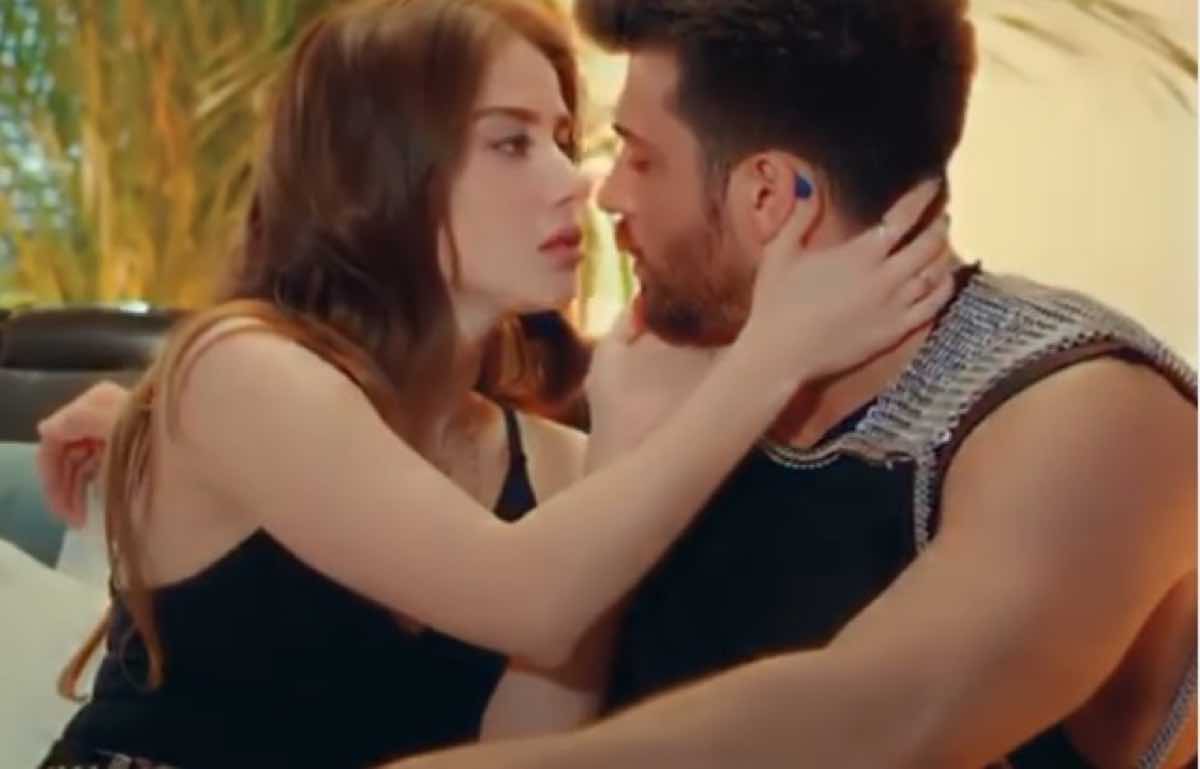 Mr Wrong scene piccanti censurate tra Can Yaman e Ozge Gurel: