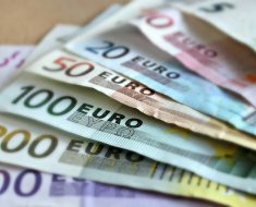 Chi ha diritto al bonus di 200 euro in automatico e su richiesta