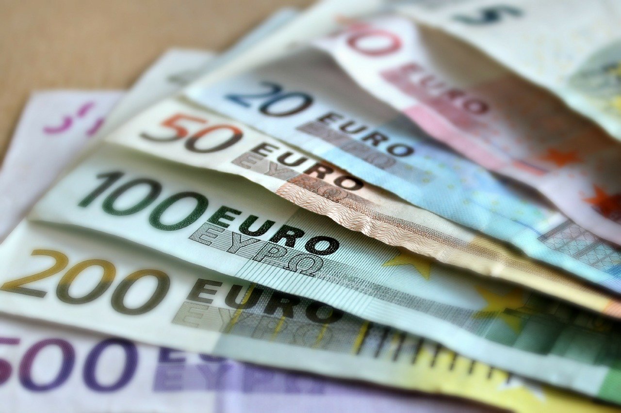 Chi ha diritto al bonus di 200 euro in automatico e su richiesta
