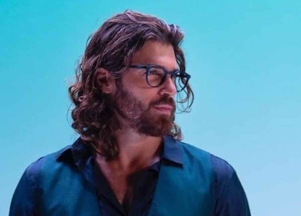 Can Yaman in copertina tuona e dice di sapere chi vuole al suo fianco