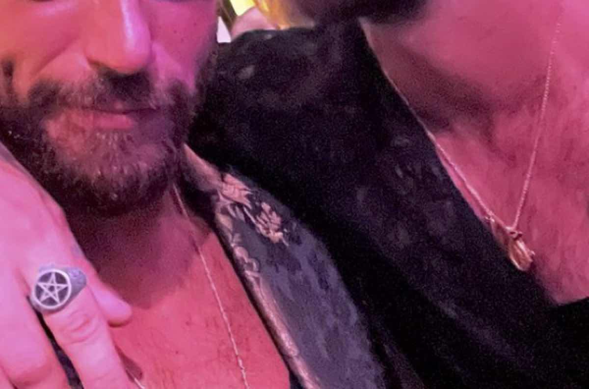 Can Yaman abbracciato a un uomo bellissimo a Milano