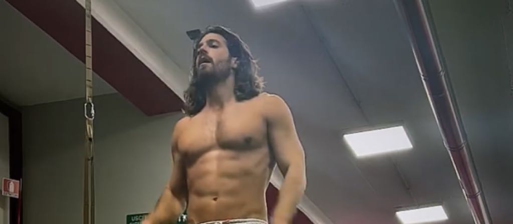 Can Yaman sempre più sexy con i pantaloncini attillati