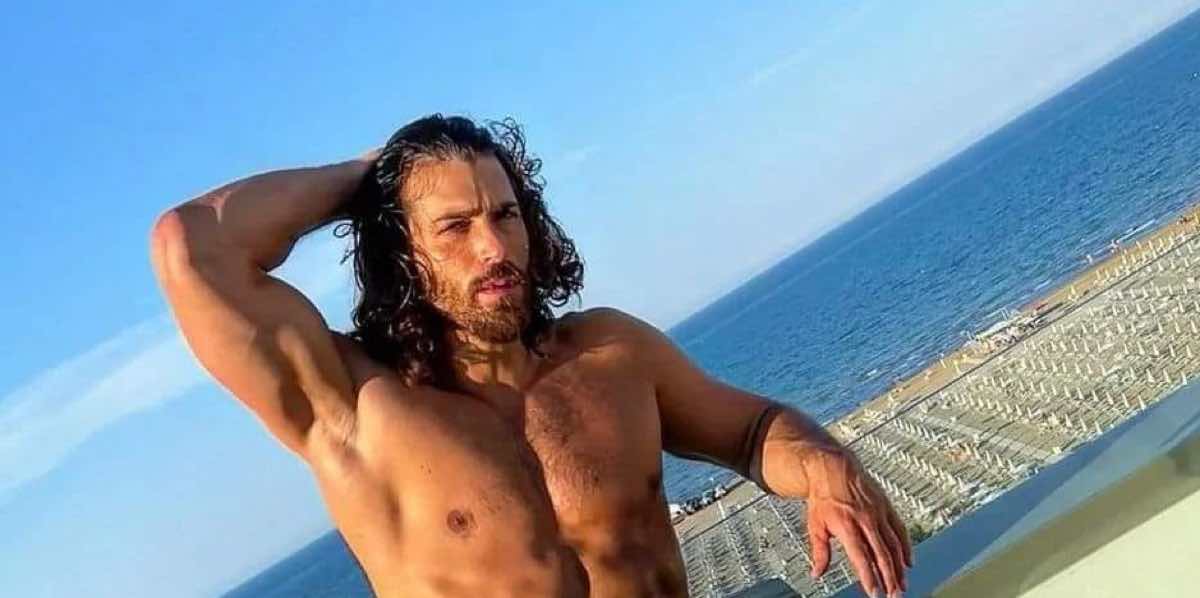 Can Yaman bagnato d'estate fa eccitare tutte le fan