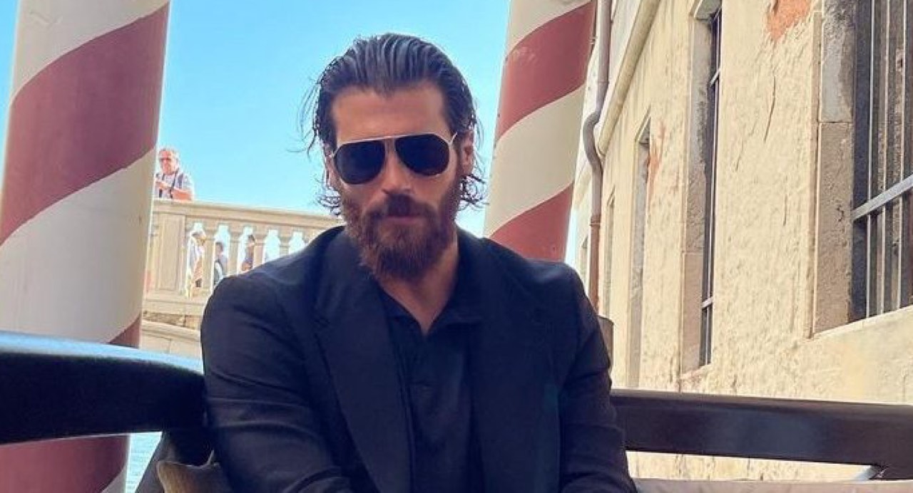 Can Yaman look da oscar per il red carpet dell'evento tanto atteso