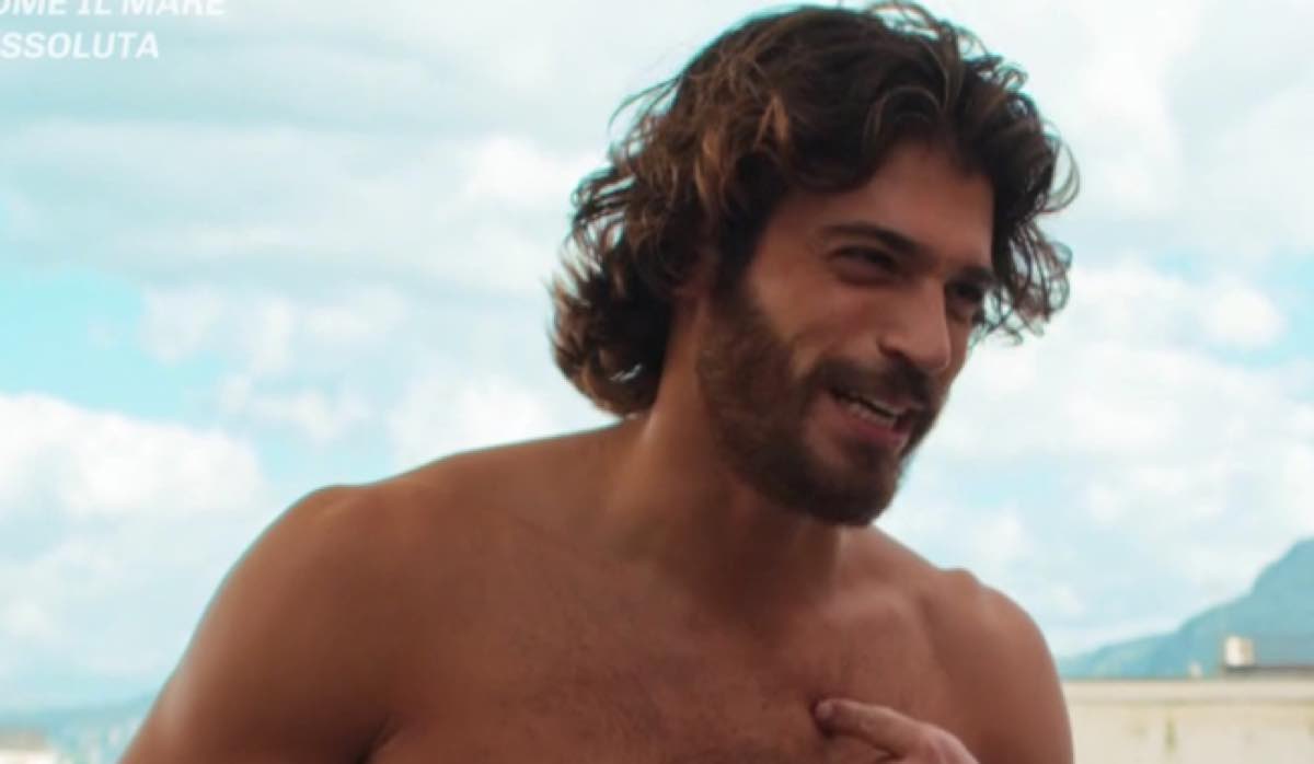 Can Yaman si spoglia in una nuova fiction fan a bocca aperta