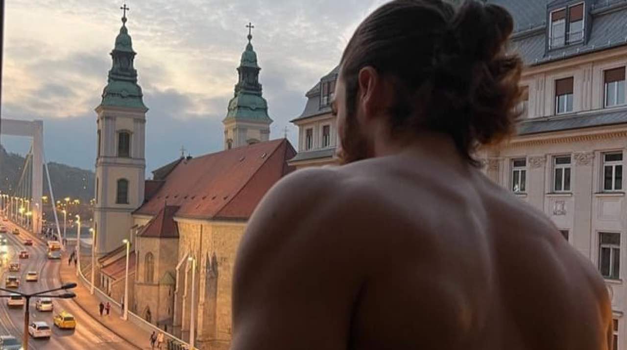 Can Yaman soffre e si sente in prigione e le fan corrono a consolarlo