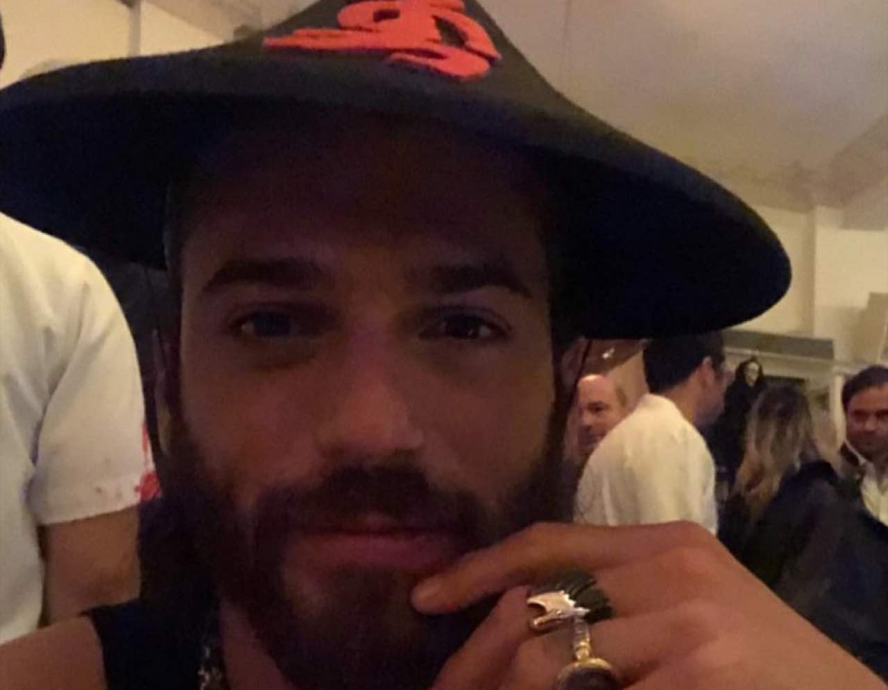 Can Yaman a Halloween dove trascorre la notte l'attore turco