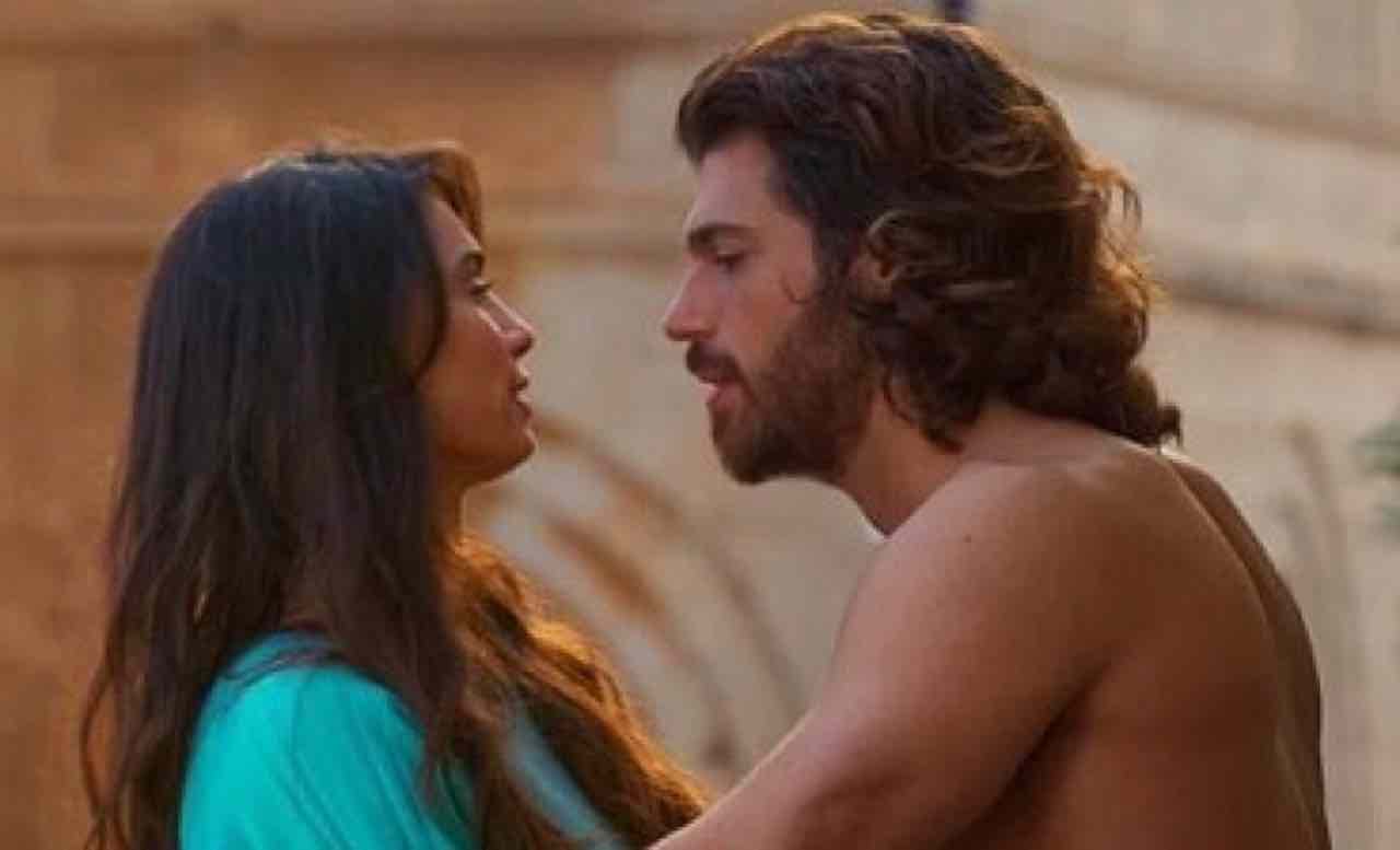 Can Yaman le parole bellissime spese per lui dal conduttore