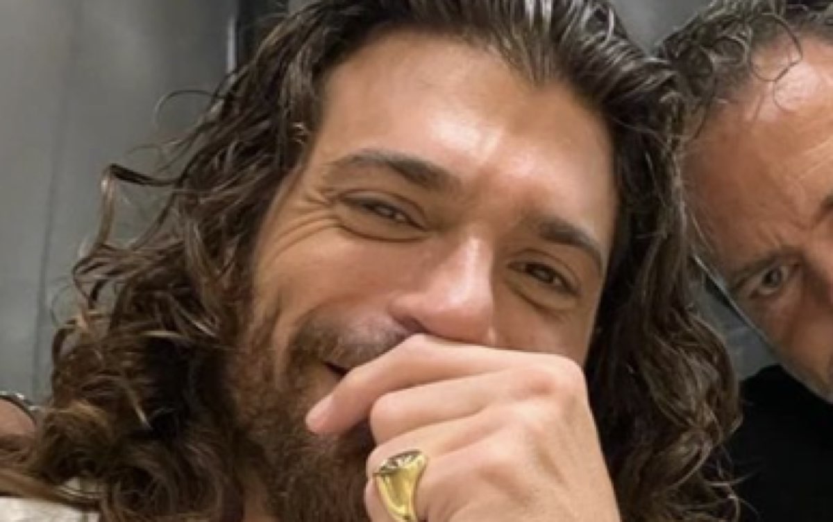 Can Yaman e l'affetto per il suo amico speciale sempre con lui