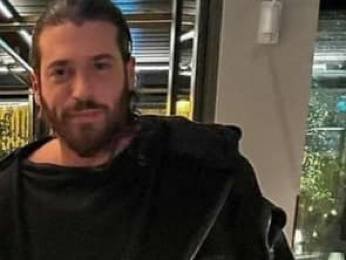 Can Yaman in hotel a Budapest non è solo ma in compagnia