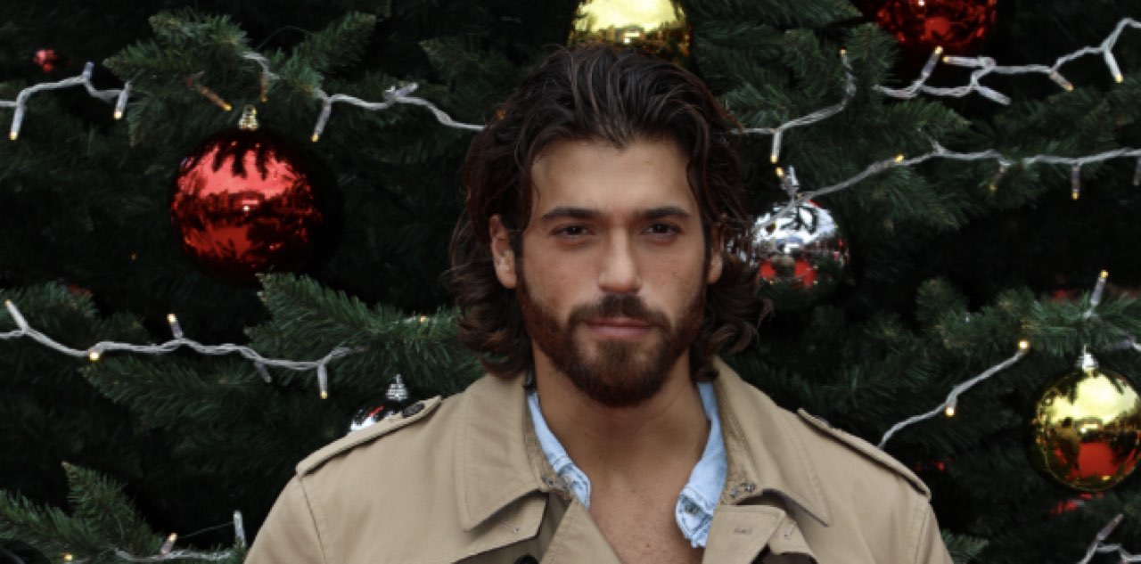 Can Yaman a Roma a Natale scoppia la passione e l'amore
