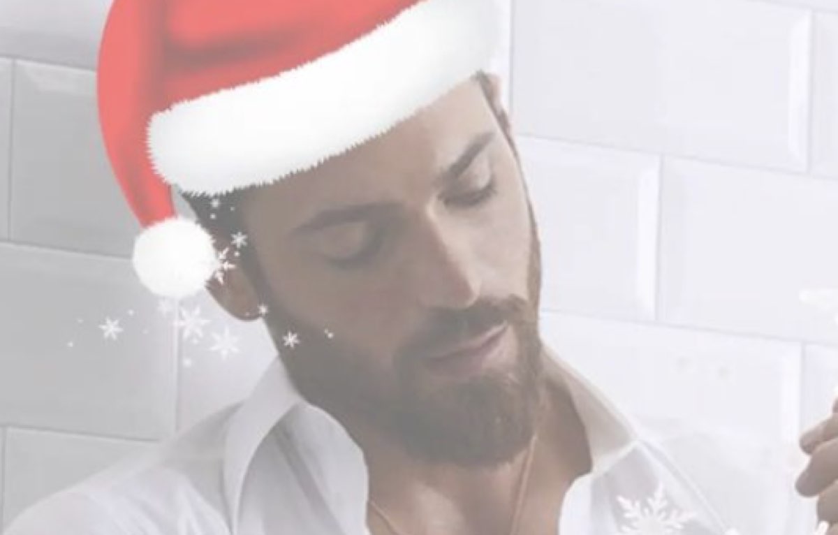 Can Yaman è Babbo Natale e ci prende per mano