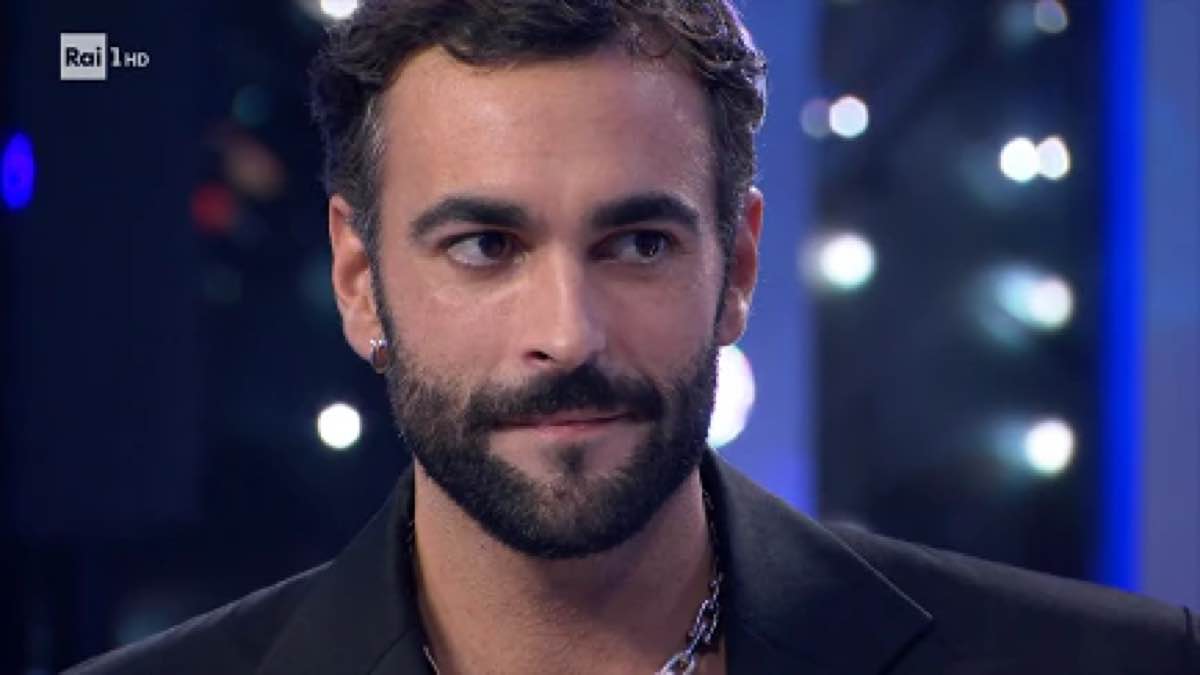 Abito stilista Marco Mengoni Sanremo 2023 chi lo veste