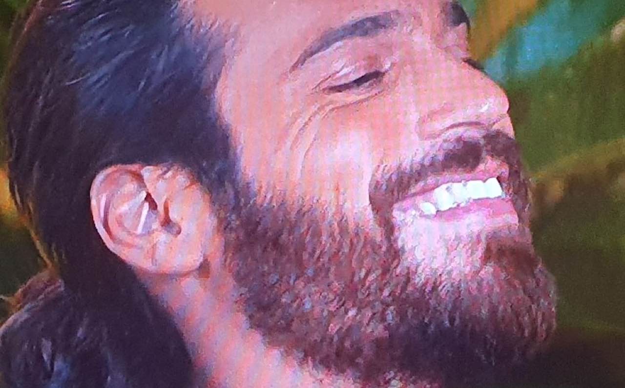 Can Yaman arriva il messaggio inaspettato da Budapest