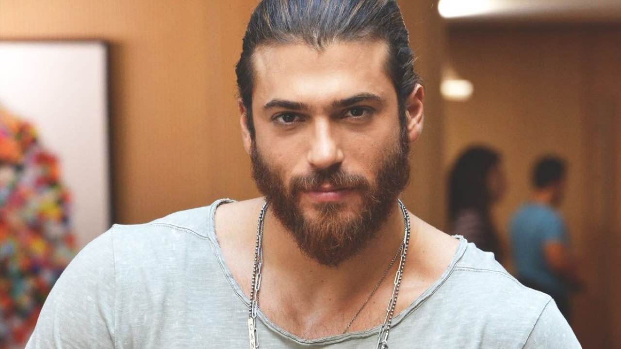 Can Yaman cosa fa a Carnevale e che maschera indossa
