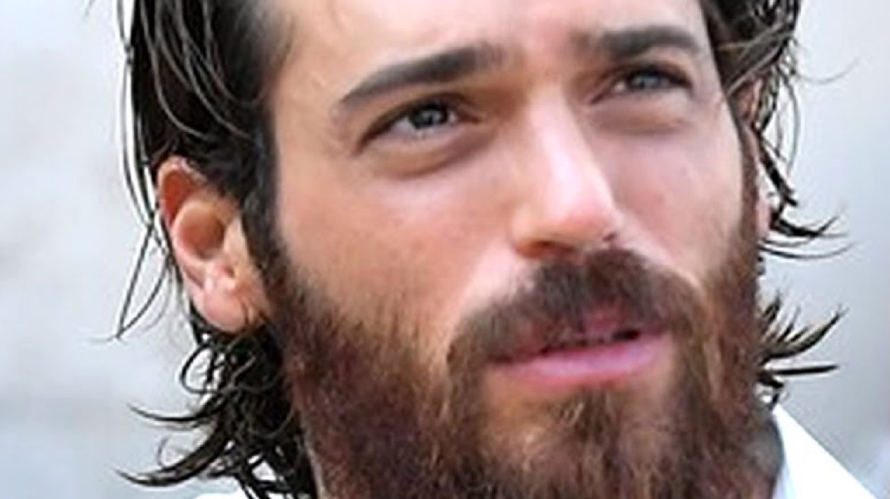 Can Yaman addolorato e straziato continua il suo cammino