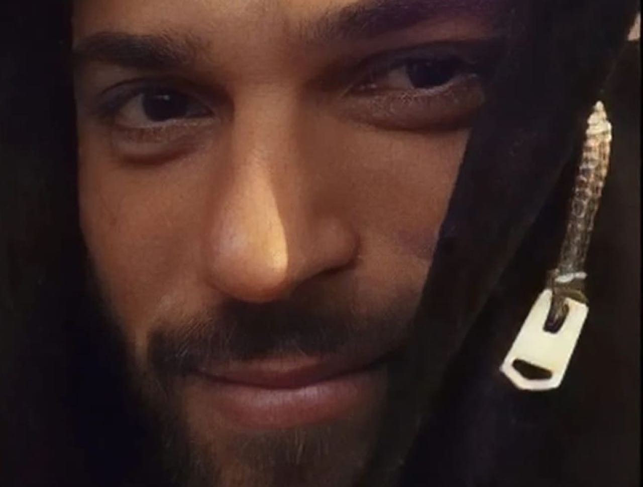 Can Yaman disperso nel bosco: quando Greta Ferro incontra la bellezza