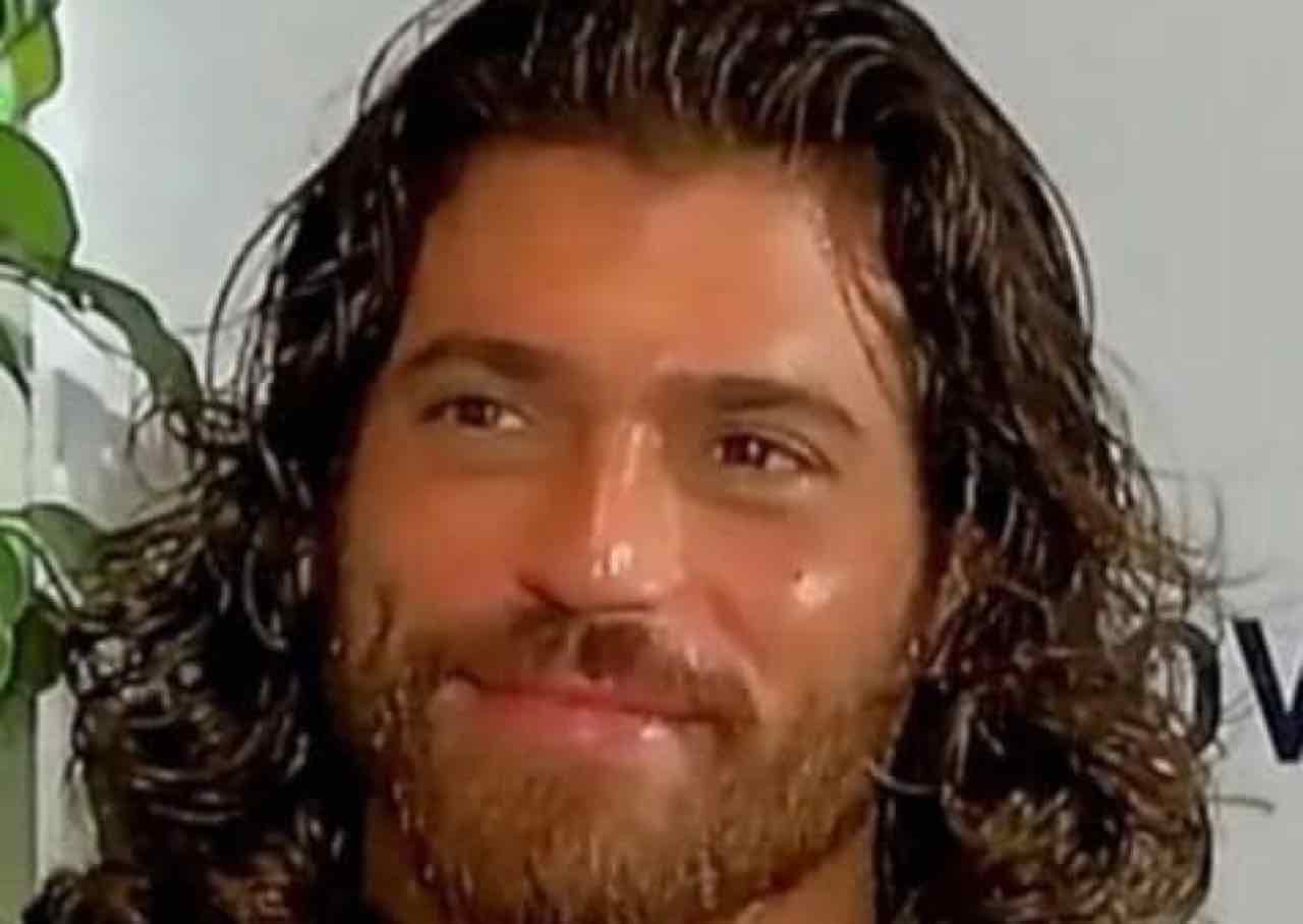 Can Yaman non è più irresistibile abito troppo largo e lui perde lo stile!