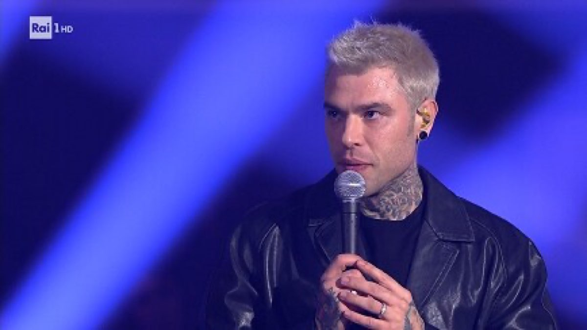 Abito stilista Fedez Sanremo 2023 serata duetti chi lo veste