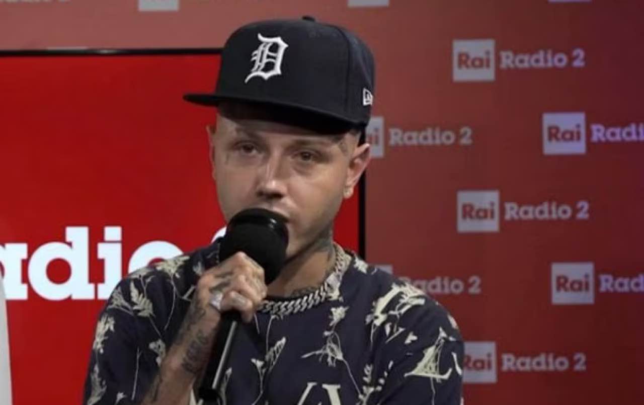 Abito stilista Lazza Sanremo 2023 chi lo veste e look