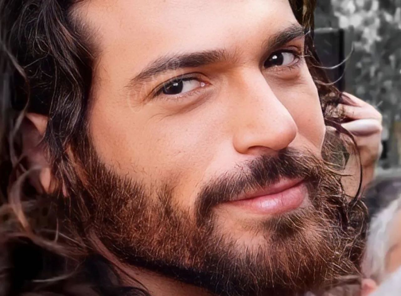 Can Yaman: il divo turco fa sognare conquista l'Italia e la Svizzera 