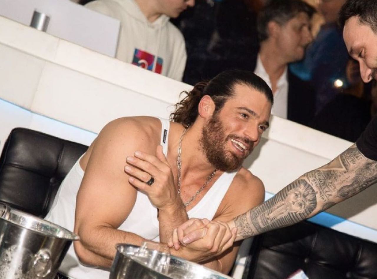 Can Yaman e il tronista di Uomini e donne che ha parlato benissimo di lui