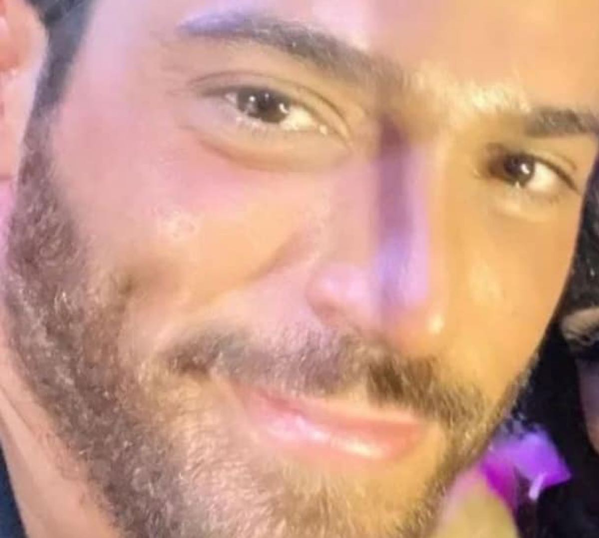 Can Yaman a Latina video serata, fans felicissime e il look dell'attore