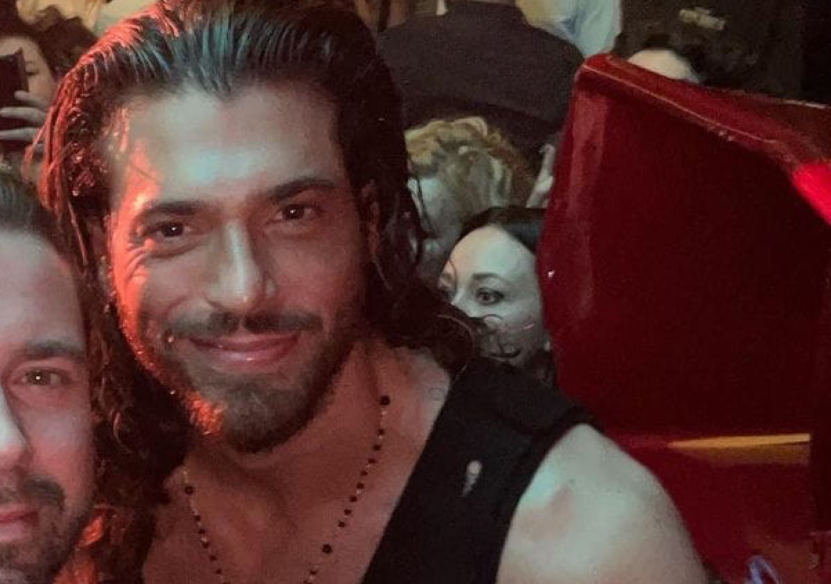 Can Yaman e il bel ragazzo dai capelli lunghi e biondi che è uguale a lui