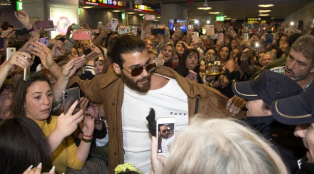 Can Yaman e il suo rapporto unico con le fans: una storia d'amore senza fine