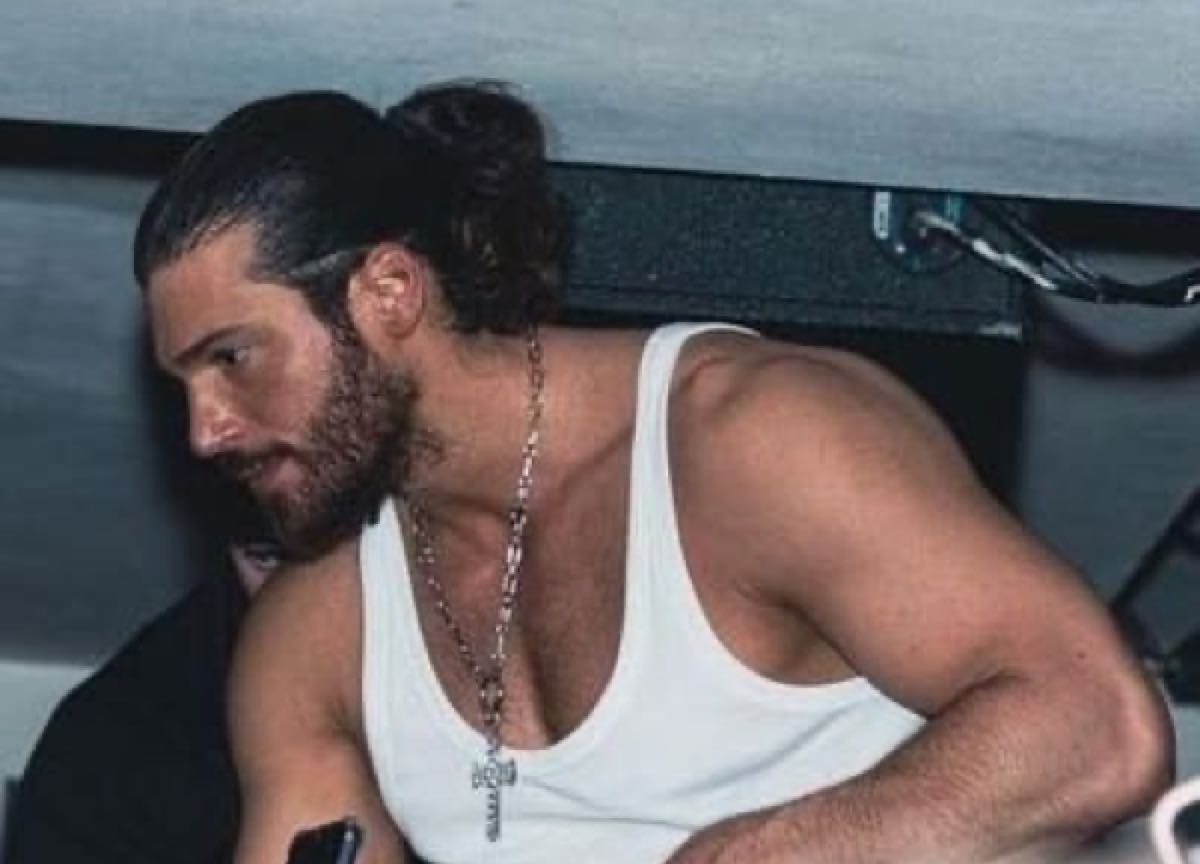 Can Yaman nuovo look: canotta, sigaro e bellissima presenza