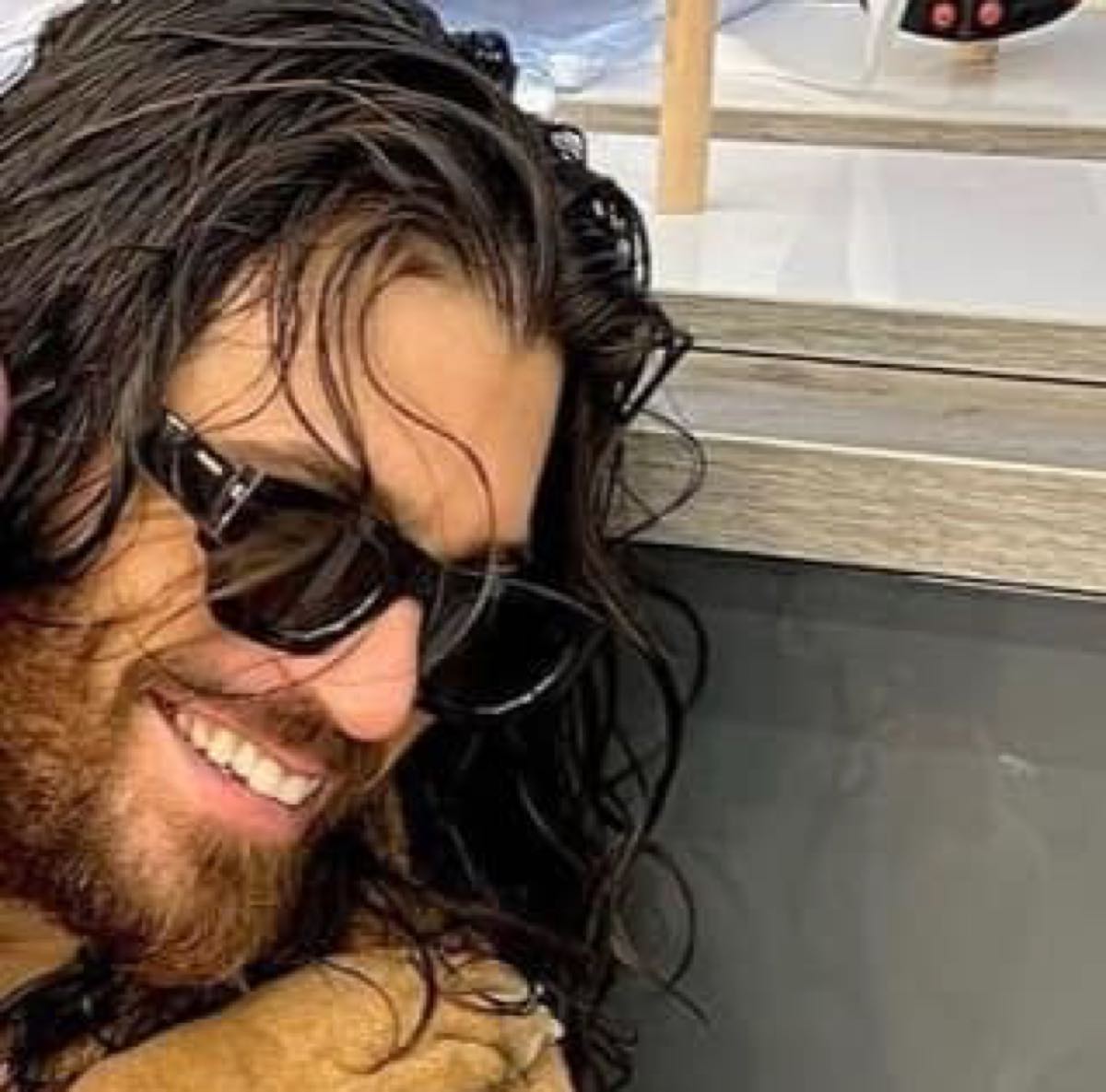 Can Yaman in Italia nuovo locale dove incontrarlo le fan gioiscono