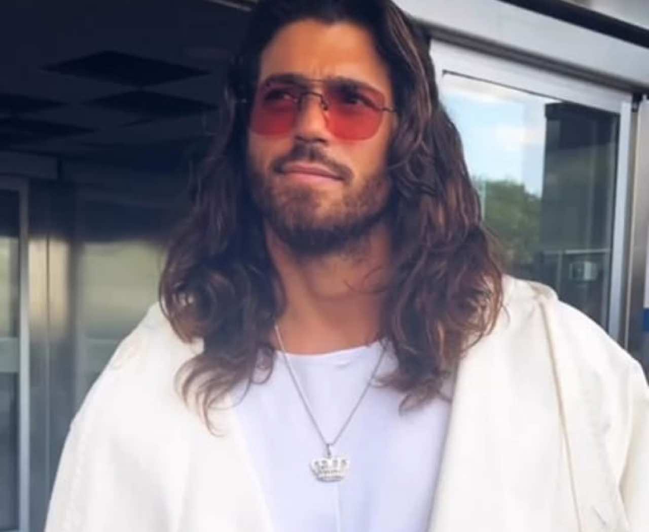 Can Yaman criticato fortemente per il suo look a Ragusa