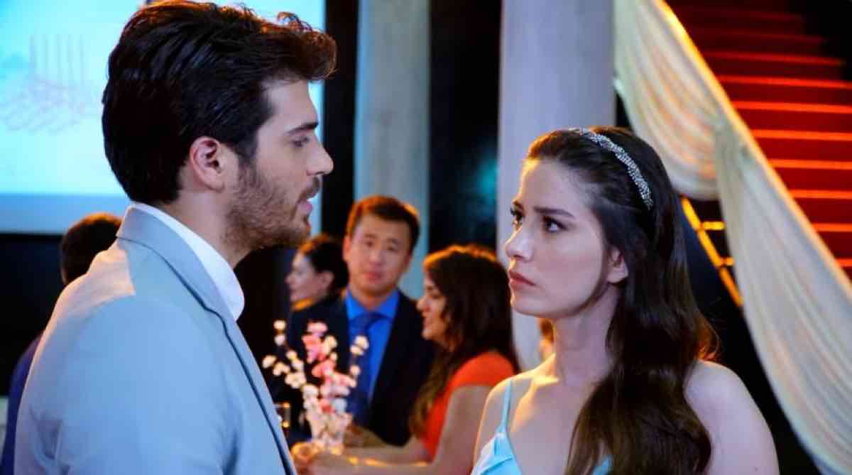 Can Yaman e Ozge Gurel in Bitter Sweet 2 tornano insieme dopo anni