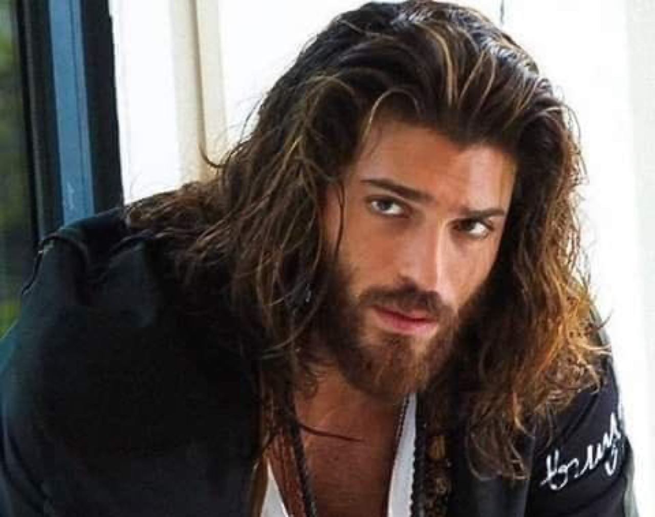 I capelli di Can Yaman perfetti con la piastra più amata dalle fan!