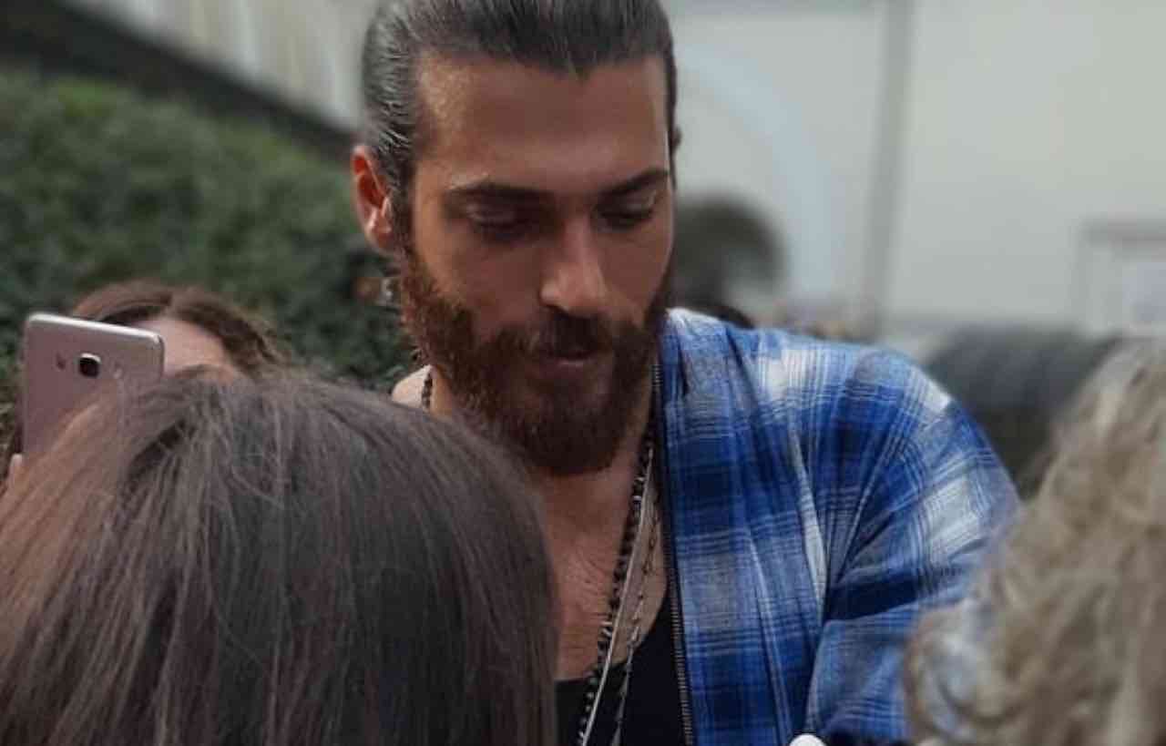 Can Yaman ha preparato straordinari regali per le sue fan: tu li vuoi?