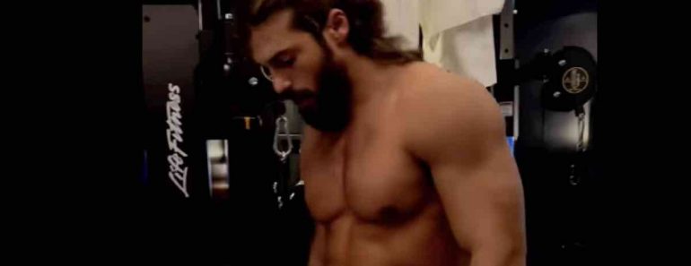 Can Yaman senza vestiti svela la sua routine per dimagrire in poco tempo!