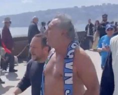 Francesco Paolantoni nud0 a Napoli dopo la vittoria dello scudetto VIDEO