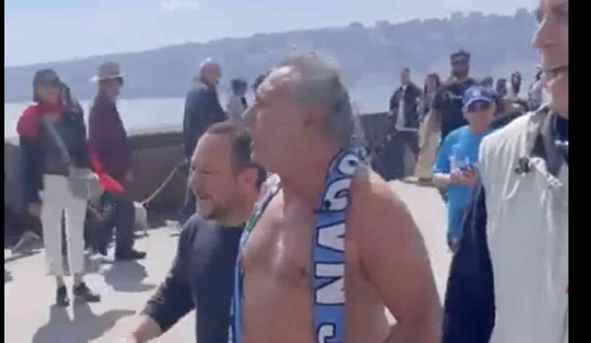 Francesco Paolantoni nud0 a Napoli dopo la vittoria dello scudetto VIDEO