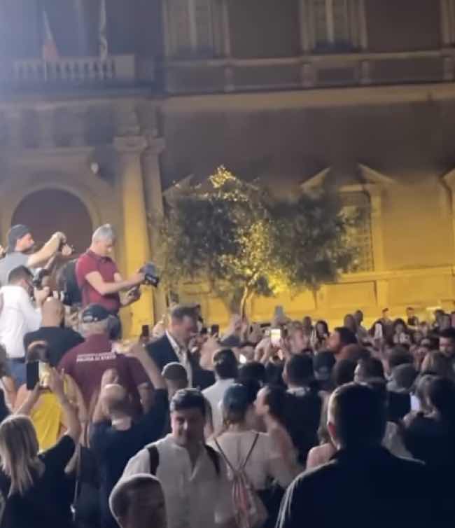 Can Yaman a Benevento Pubblico in delirio per lui - chiechiera.it